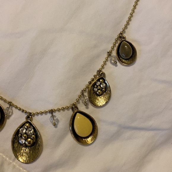 💎 Gold tone Necklace with Pierced Earring Set - Picture 8 of 11